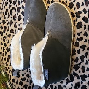 Minnetonka Gray Faux fur lined moccasins. Used Good condition. Women's size 8M